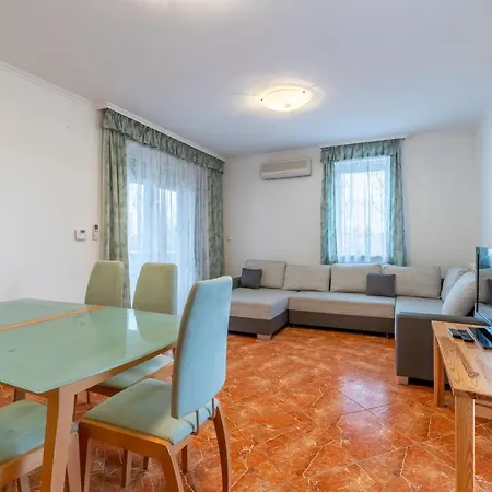 Egyuett A Csalad Ii By Bltn