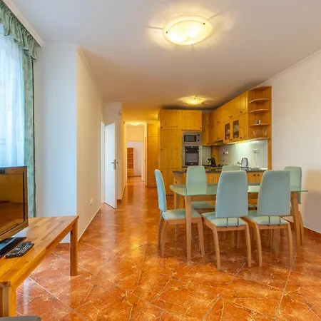 Egyuett A Csalad Ii By Bltn